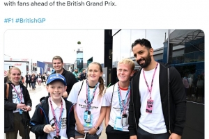 曼联主教练阿莫林现身F1英国大奖赛，与球迷合影留念